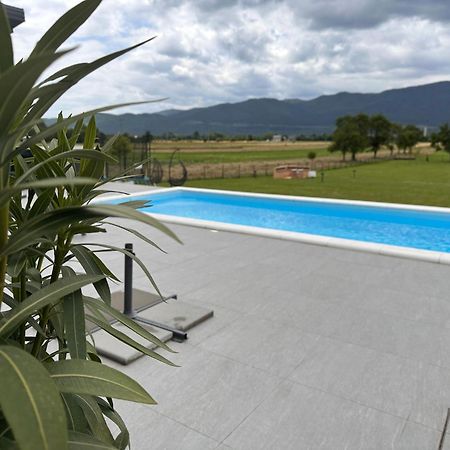Villa Biser Gacke Sinac Exteriör bild